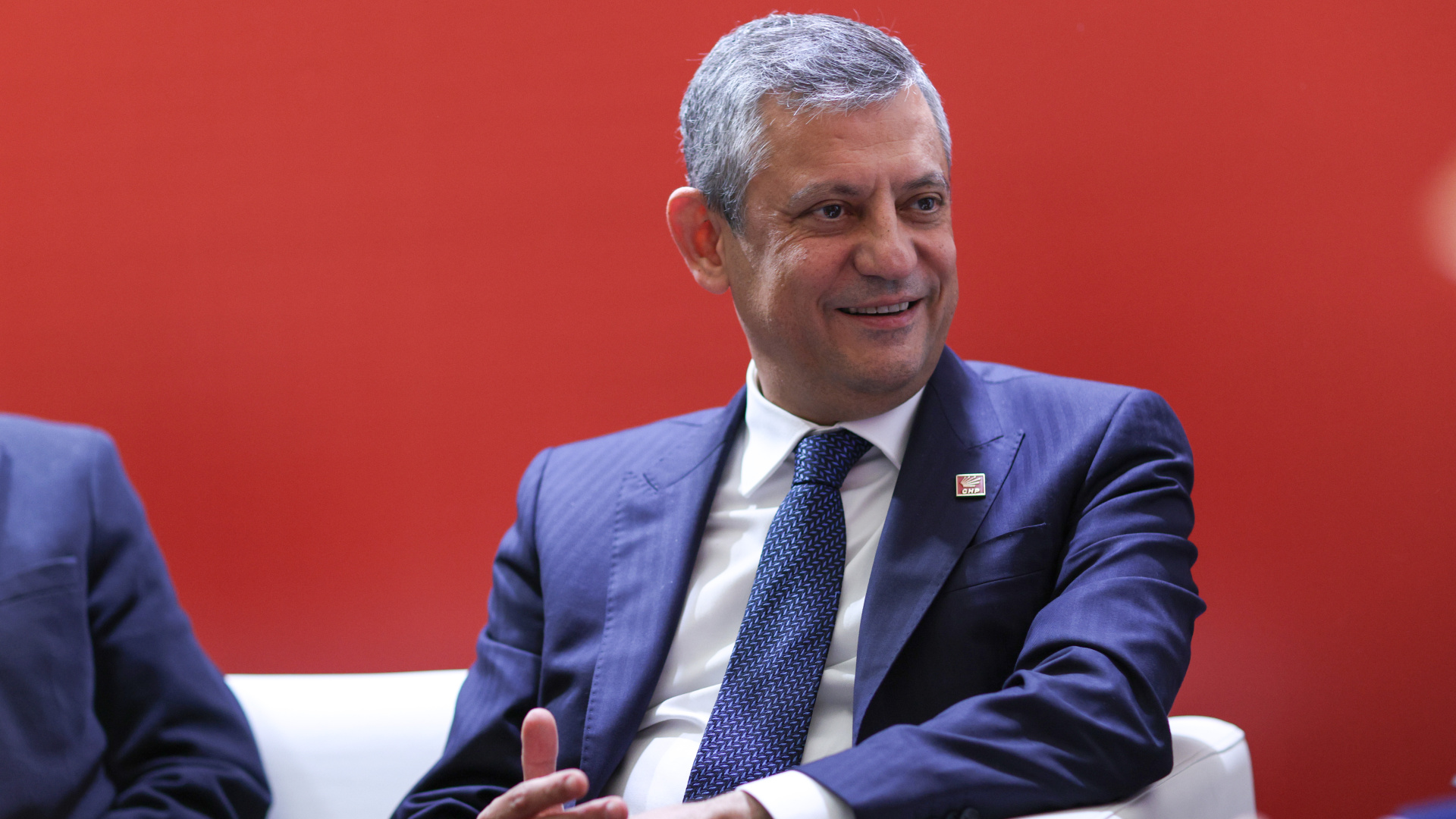 CHP Lideri Özgür Özel, Barselona'da Küresel Liderlerle Görüştü