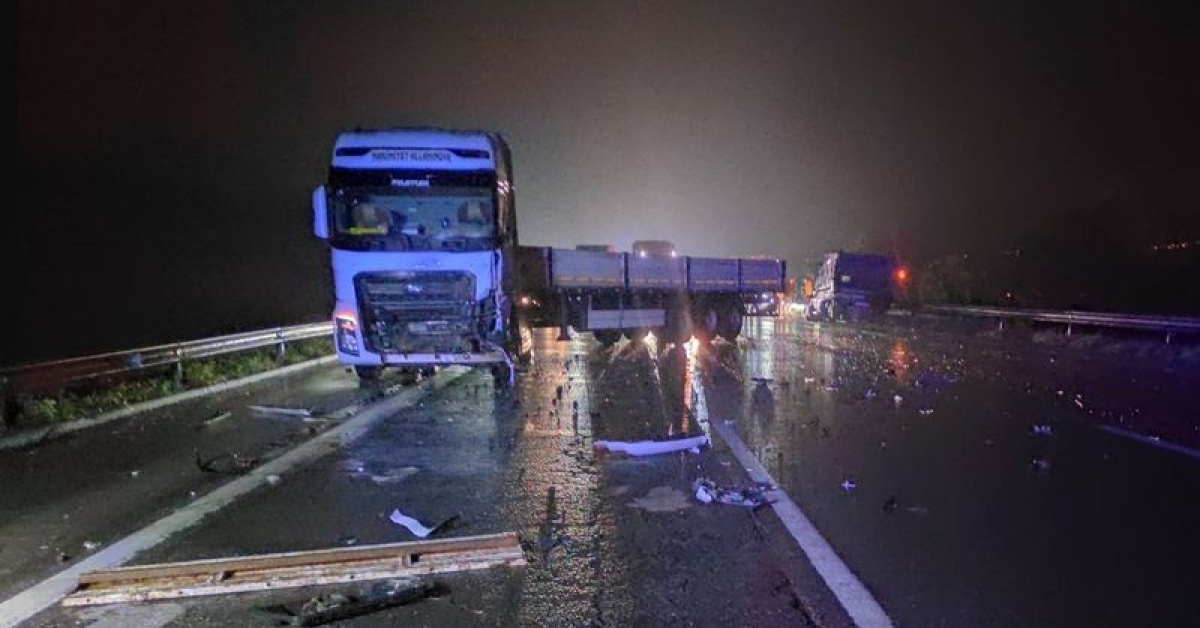 TAG Otoyolu'dakamyonet veçekici çarpışması