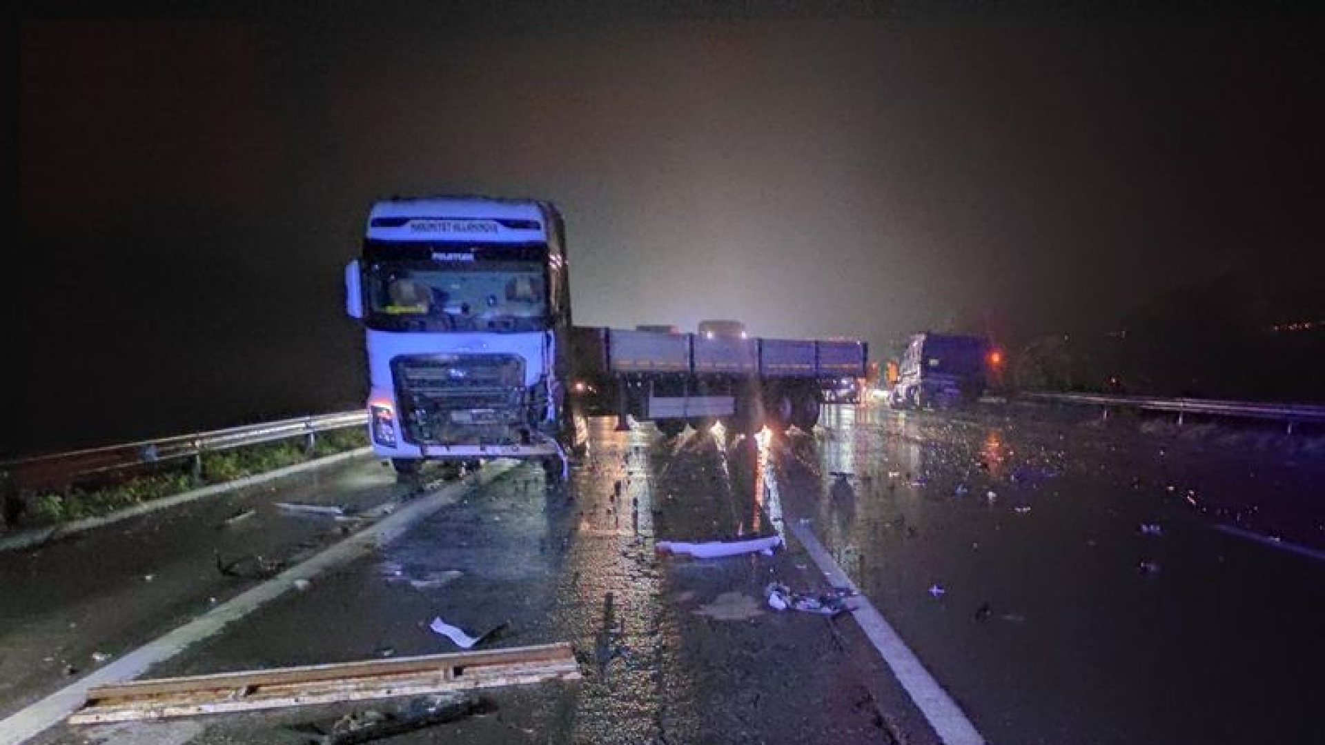 TAG Otoyolu'nda Feci Kaza: Yağmurda Kontrolden Çıkan Kamyonet Çekiciyle Çarpıştı