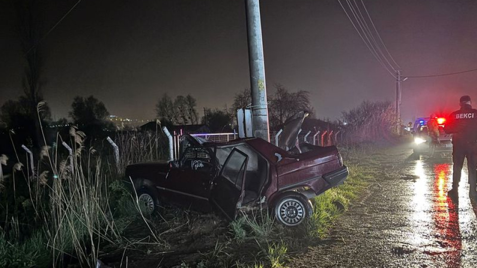 Otomobil beton direğe çarptı; sürücü öldü