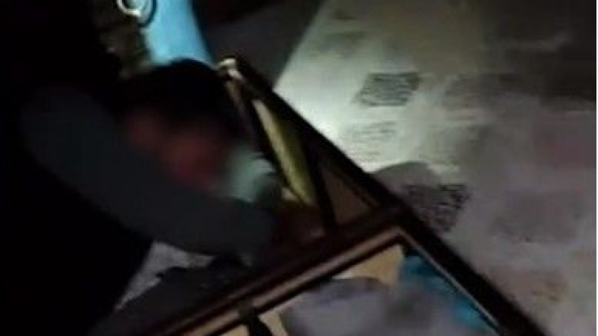 Kars’ta 17 yıl hapis cezalı firari suç makinesi baza altında böyle yakalandı