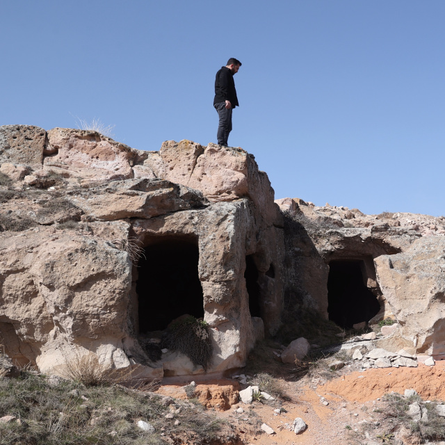 Kapadokya'da dağın tepesinde 93 gizemli oda!