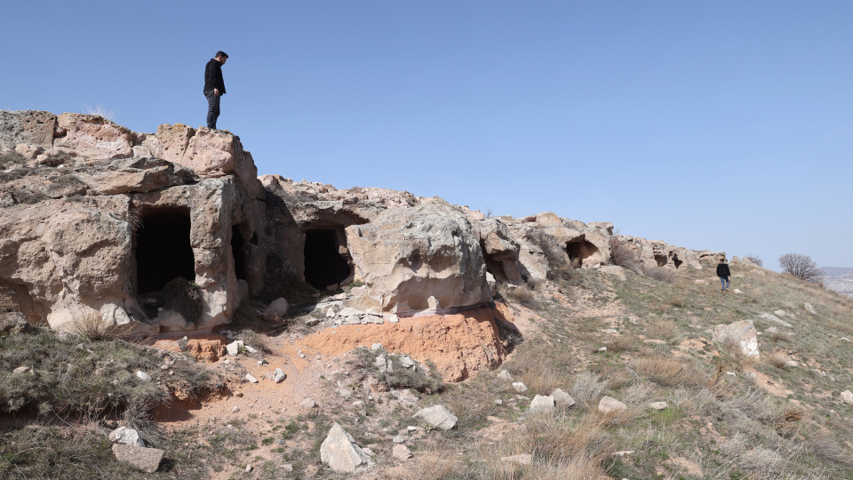 Kapadokya'da dağın tepesinde 93 gizemli oda!