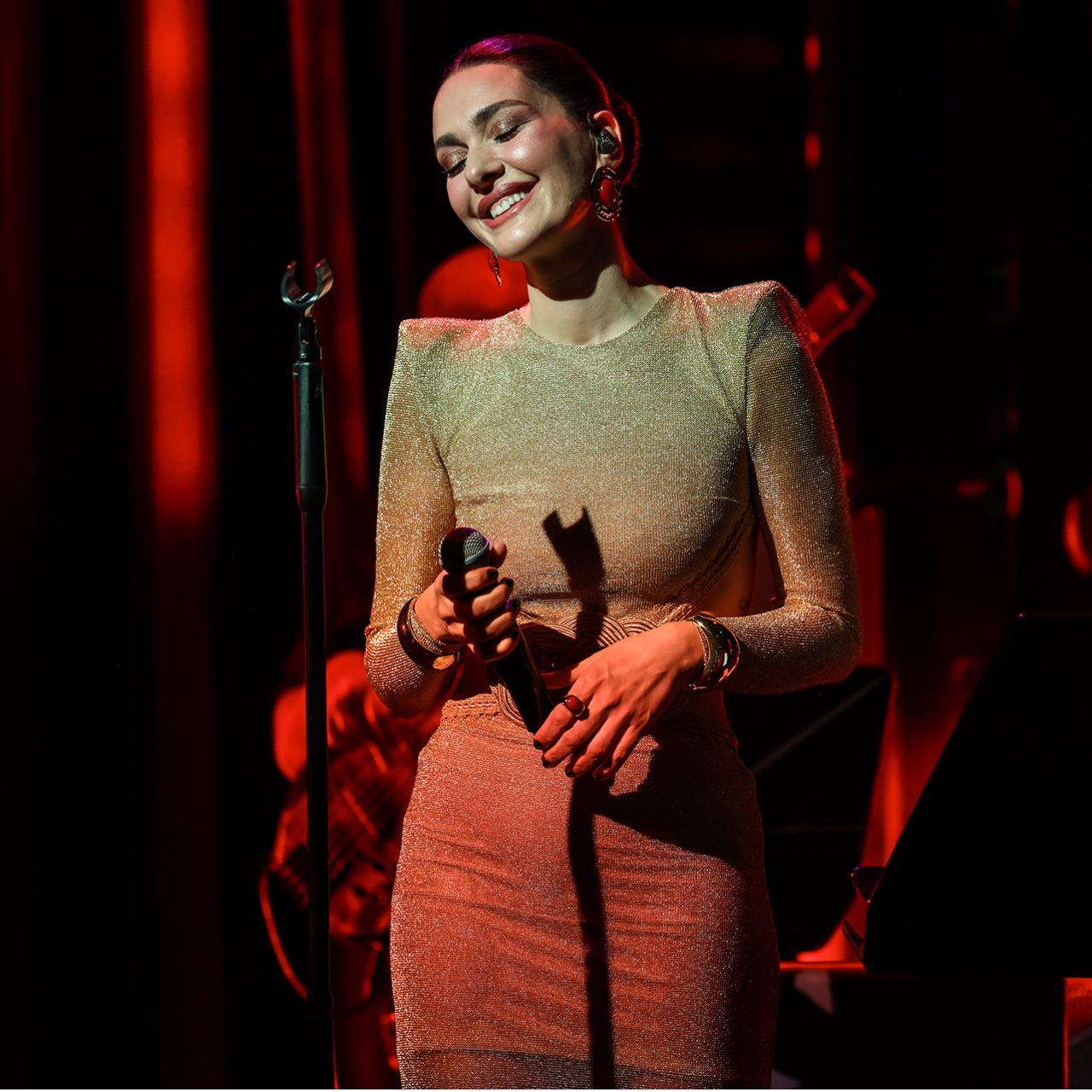 Bergüzar Korel 'Hatırladıkça' ile sahnede