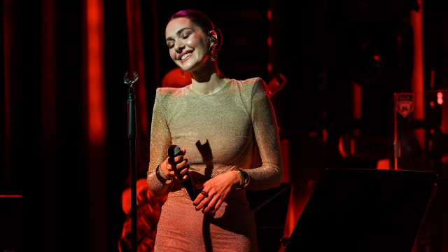 Bergüzar Korel 'Hatırladıkça' ile sahnede