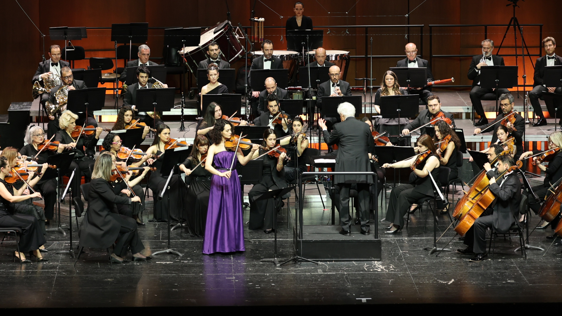 İDSO'yu Şef Gilbert Varga Yönetti, Alena Baeva'dan Muhteşem Performans