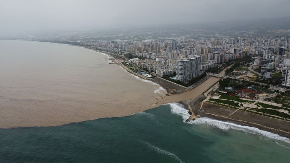 Akdeniz kahverengiye büründü