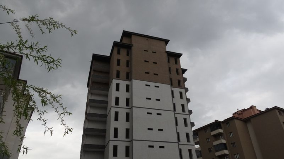 25 metre yükseklikten düşerek öldü