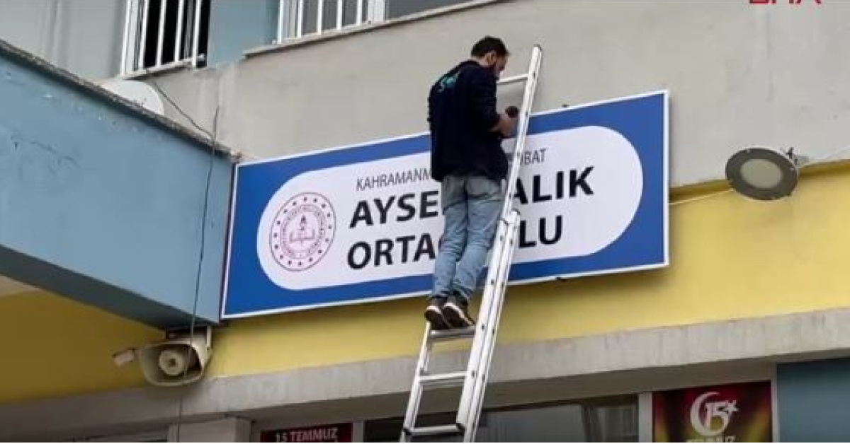 Ayser Çalık Ortaokulu tabelası yeni binaya asıldı
