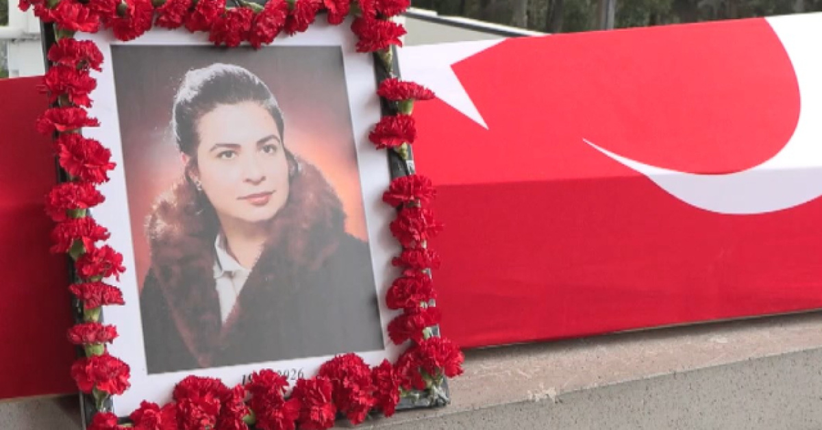 Feyha Çelenk tiyatro dünyasına verildi