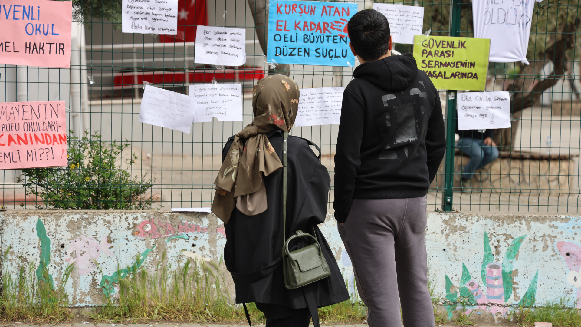 Okuldaki saldırıda silah seslerini duyan öğrenciler, sıraları siper yapmış
