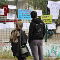 Sıralar siper olmuş