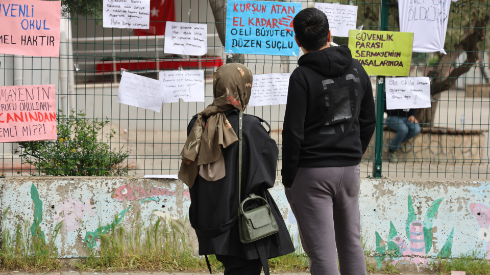 Sıralar siper olmuş