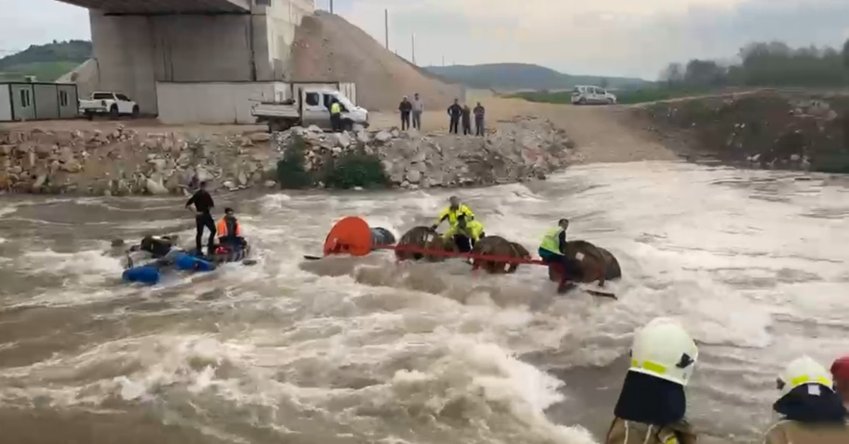 Bursa'datraktör devrilince mahsur kalan işçiler kurtarıldı