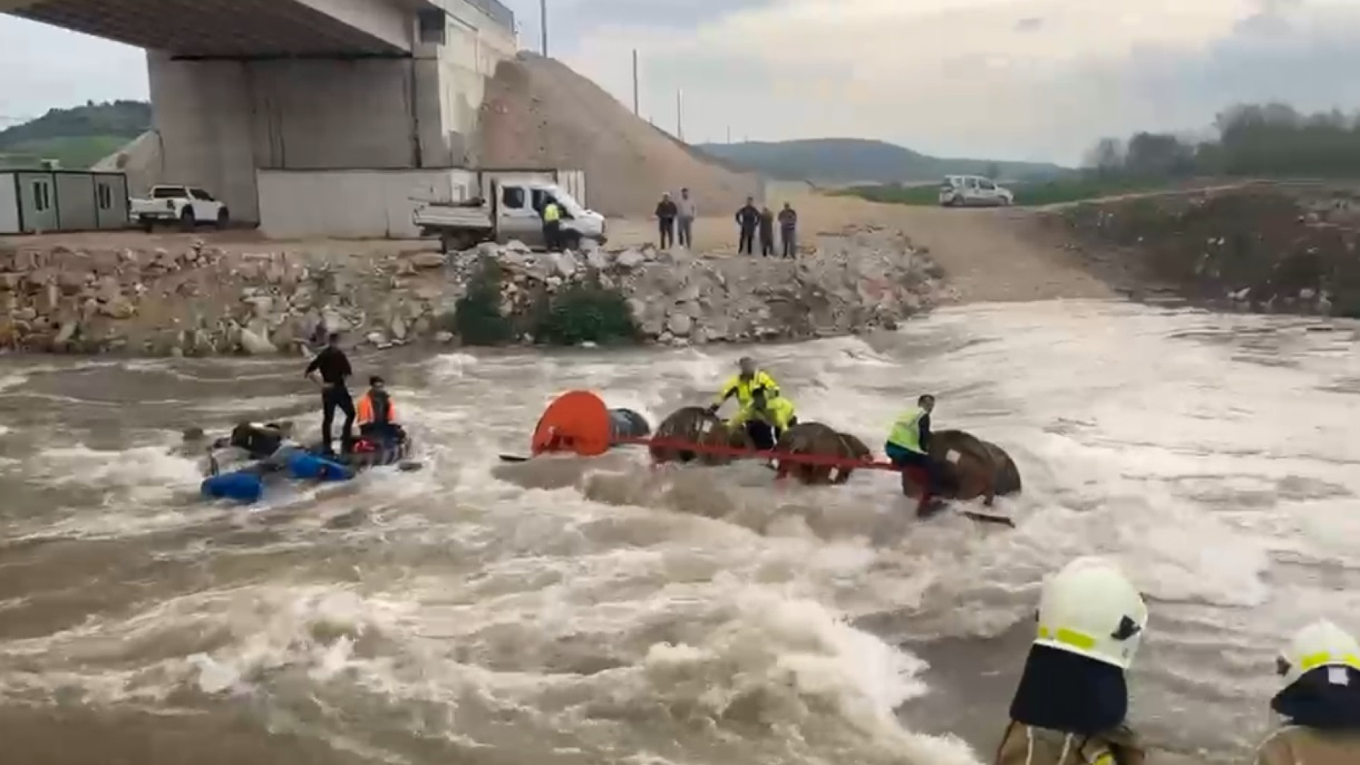 Bursa'da dereden geçirilmeye çalışılan traktör dev…