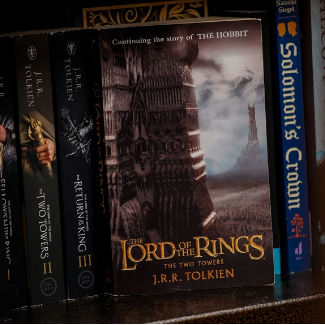 Hikayeyi yazmak için sıfırdan dil yarattı!