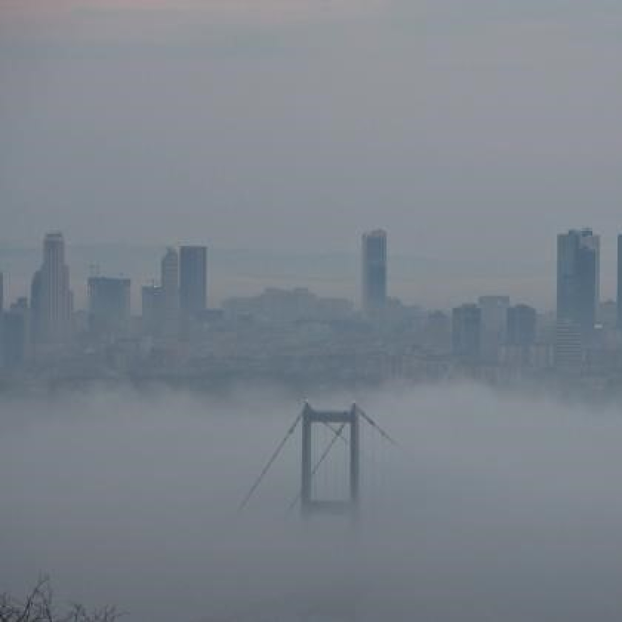 İstanbul sise gömüldü