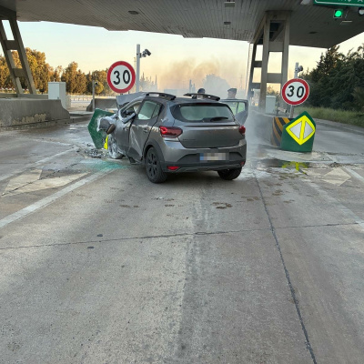 Korkunç kaza! Bariyerlere çarptı, yangında öldü!