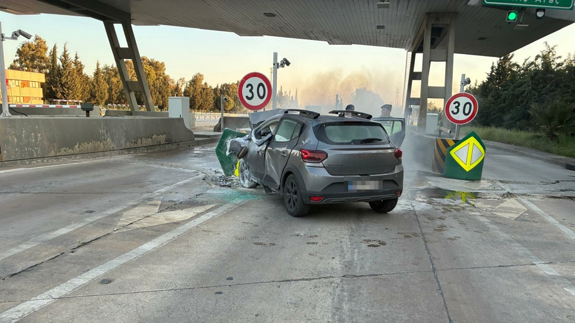 Korkunç kaza! Bariyerlere çarpan genç kadın, çıkan yangında öldü! | Son dakika haberleri