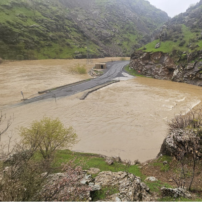 Dere taştı, yol kapandı!
