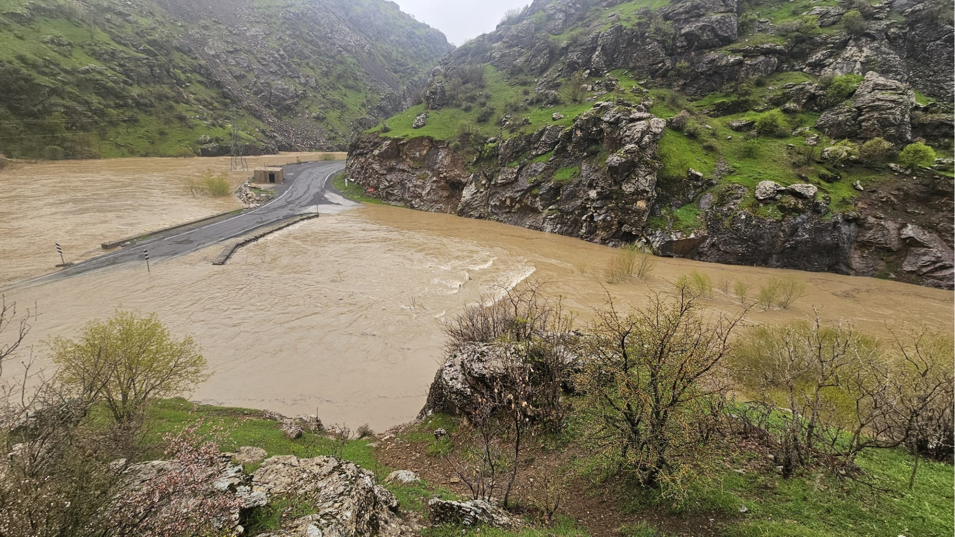 Hakkari'de Dere Taştı, Şemdinli-Derecik Yolu Ulaşıma Kapatıldı
