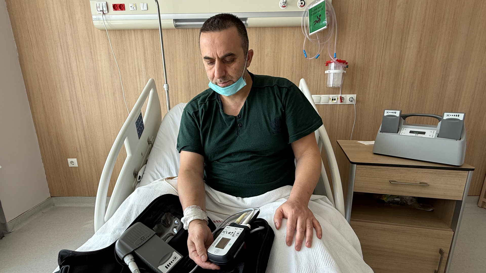 Kalbini 4 yıldır çantada taşıyor