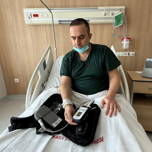 Kalbini 4 yıldır çantada taşıyor