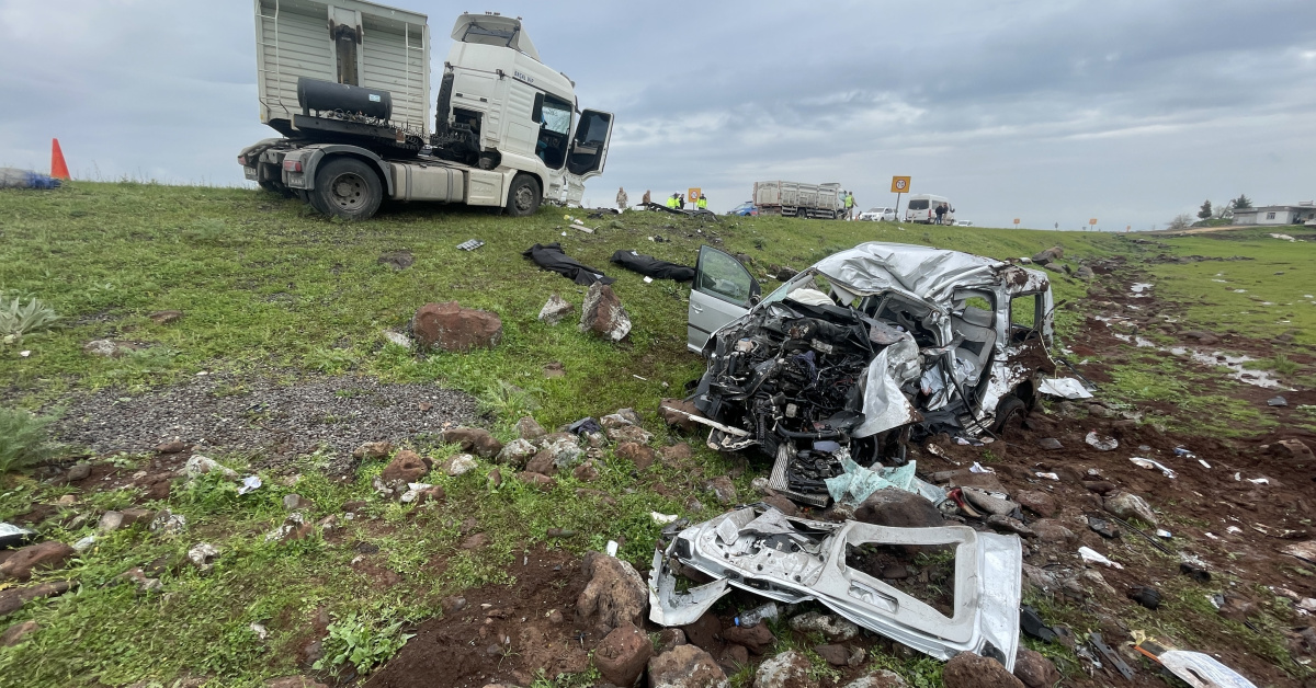 Şanlıurfa'da TIR vehafif ticari araç çarpışması sonucunda 2 kişi öldü