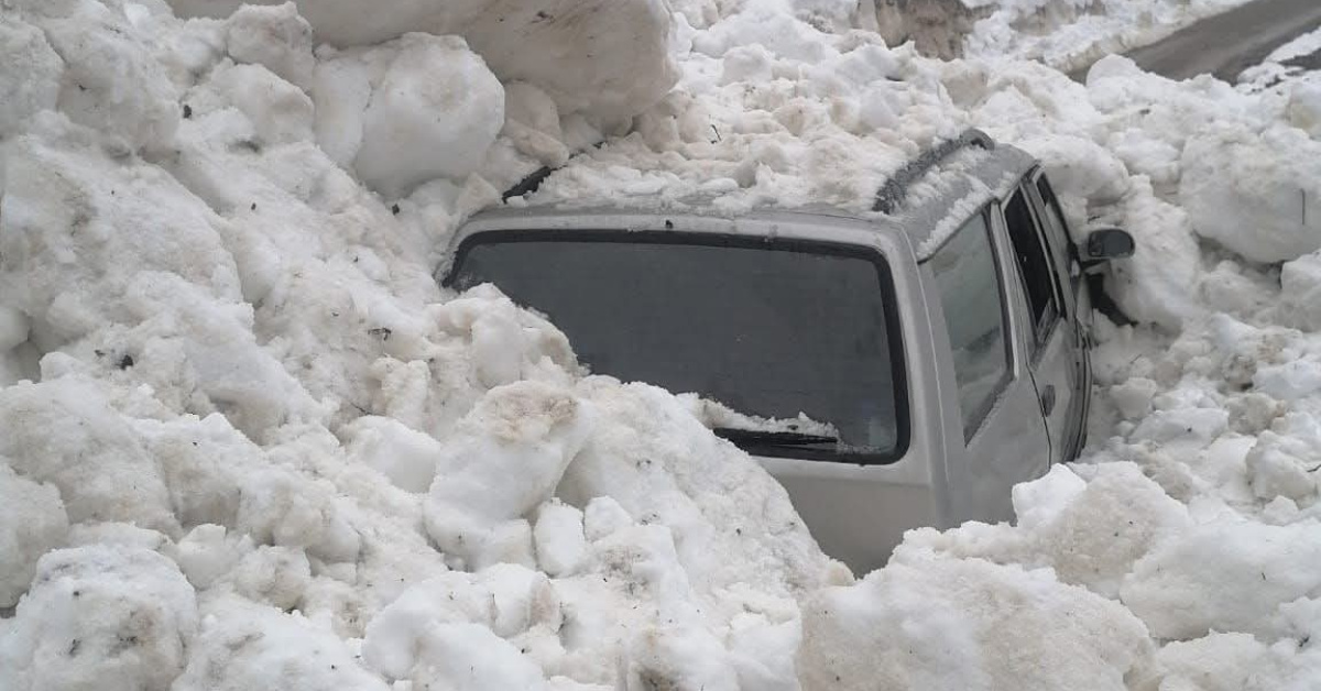 Trabzon Hayrat'taçığ düştü! Araçtaki 4 kişi kendi imkanlarıyla çıktı