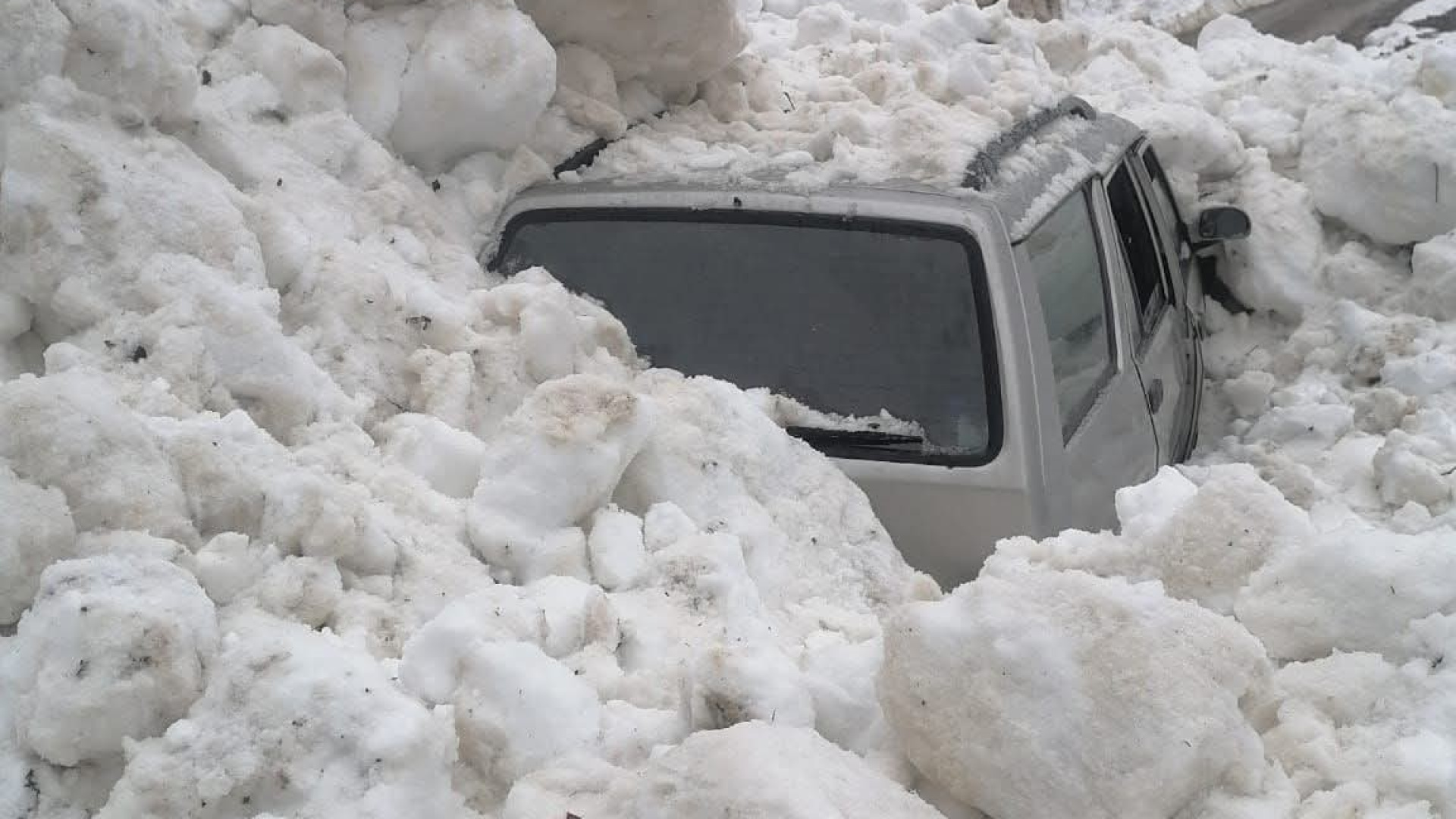 Üzerlerine çığ düştü! Facia kıl payı! | Son dakika haberleri