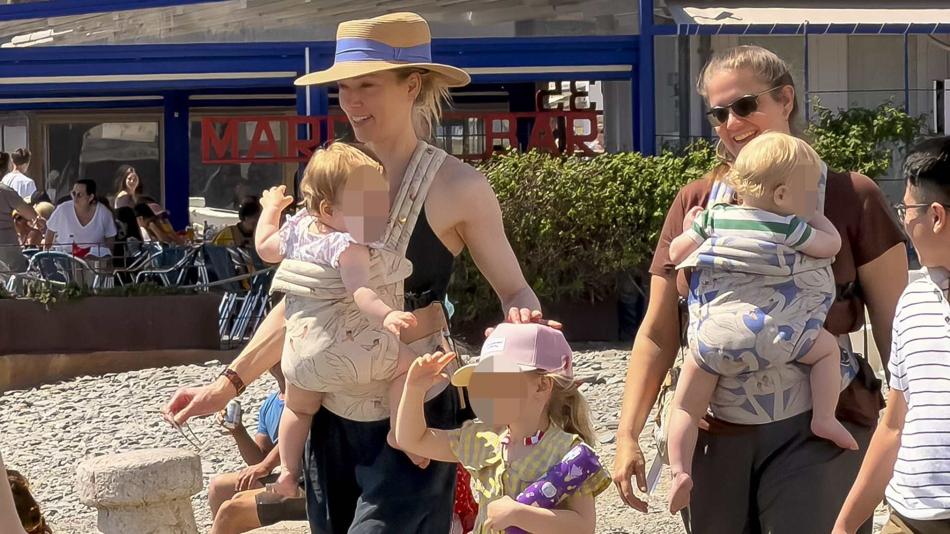 Amber Heard İspanya'da üç çocuğuyla görüntülendi