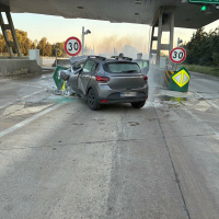 Korkunç kaza! Bariyerlere çarptı, yangında öldü!