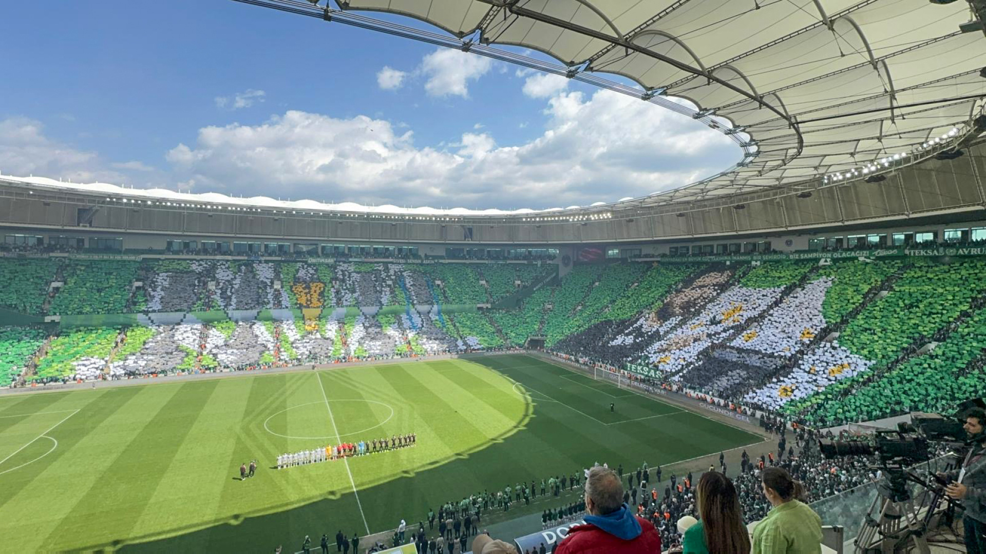 Bursasporlu taraftarlar 40 bin kartonla koreografi gösterisi yaptı