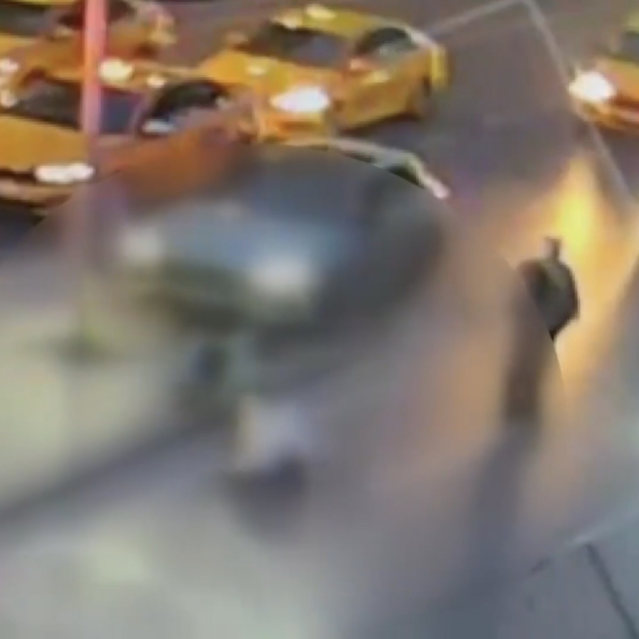 Kazada devrilen direk başına çarptı!