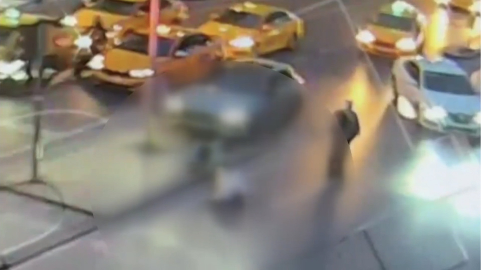 Kazada devrilen direk başına çarptı!