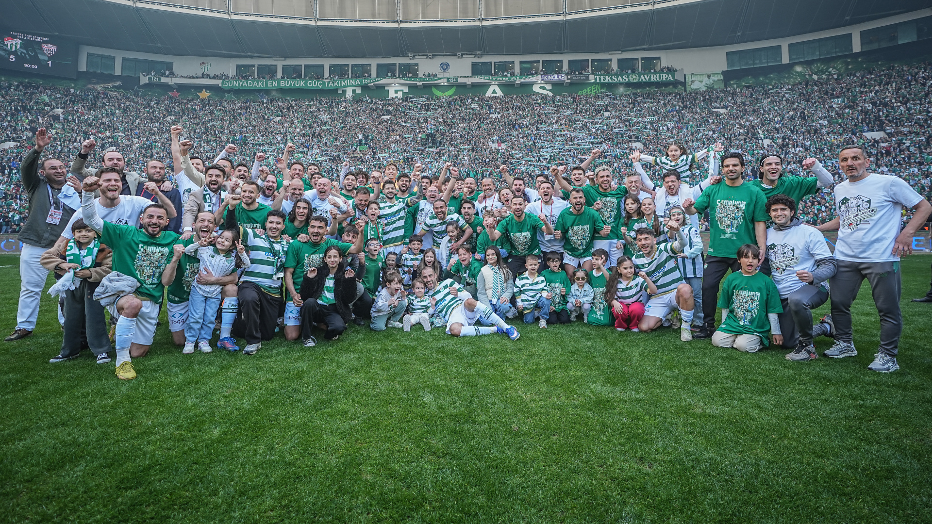 Bursaspor, Somaspor'u 5-1 Yenerek 1. Lig'e Yükseldi ve Tarihe Geçti