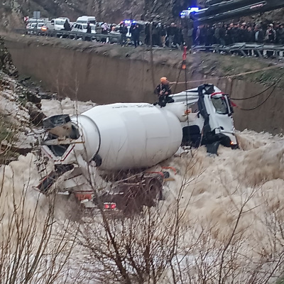 Beton mikseri dereye yuvarlandı! Şoför akıntıya kapıldı