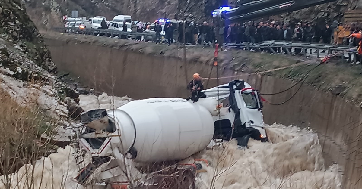 Bitlis'de Beton Mikseri Yuvarlandı Şoförü Kayboldu