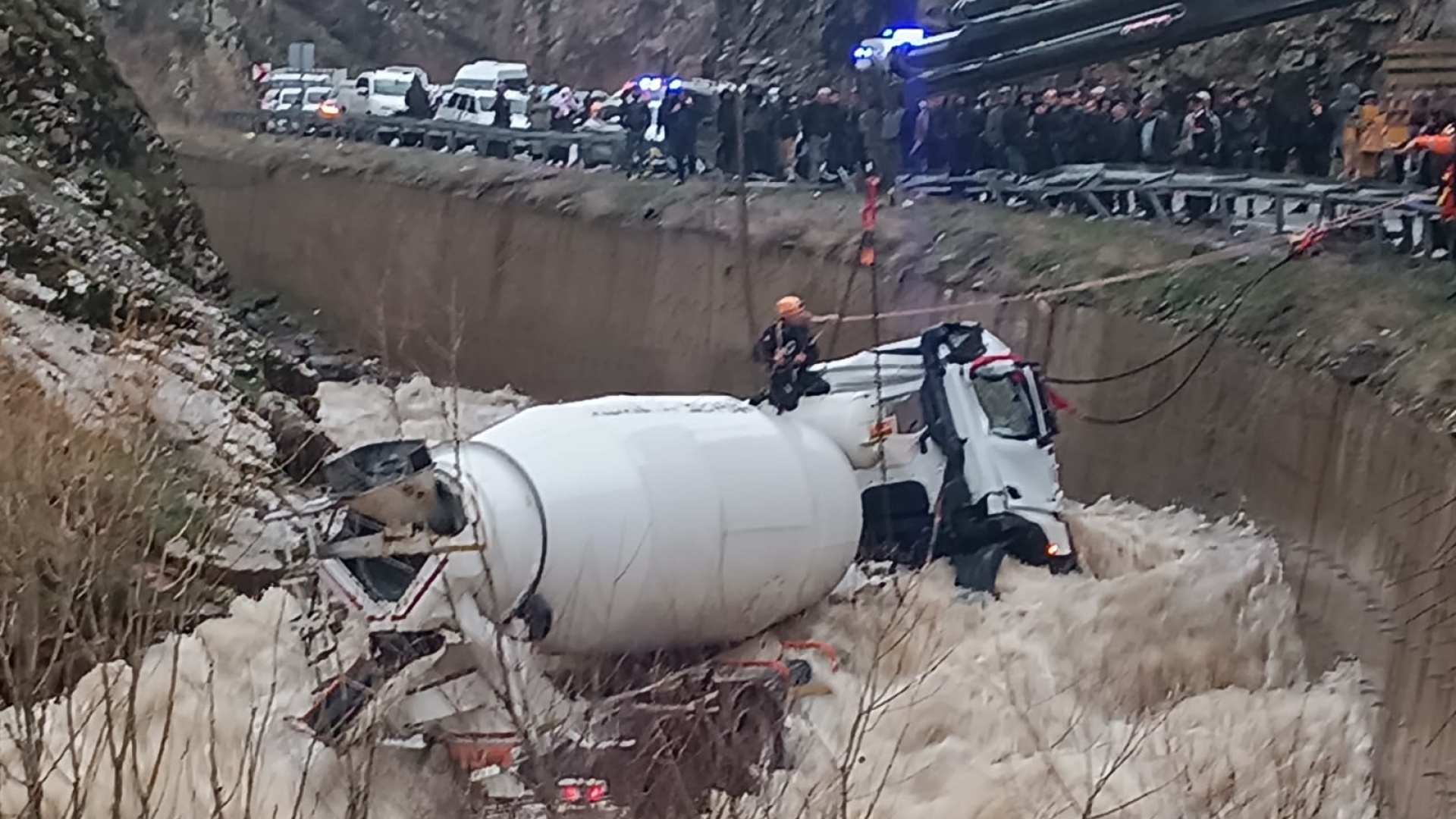 Bitlis'te dereye yuvarlanan beton mikserinin şoförü kayboldu | Son dakika haberleri
