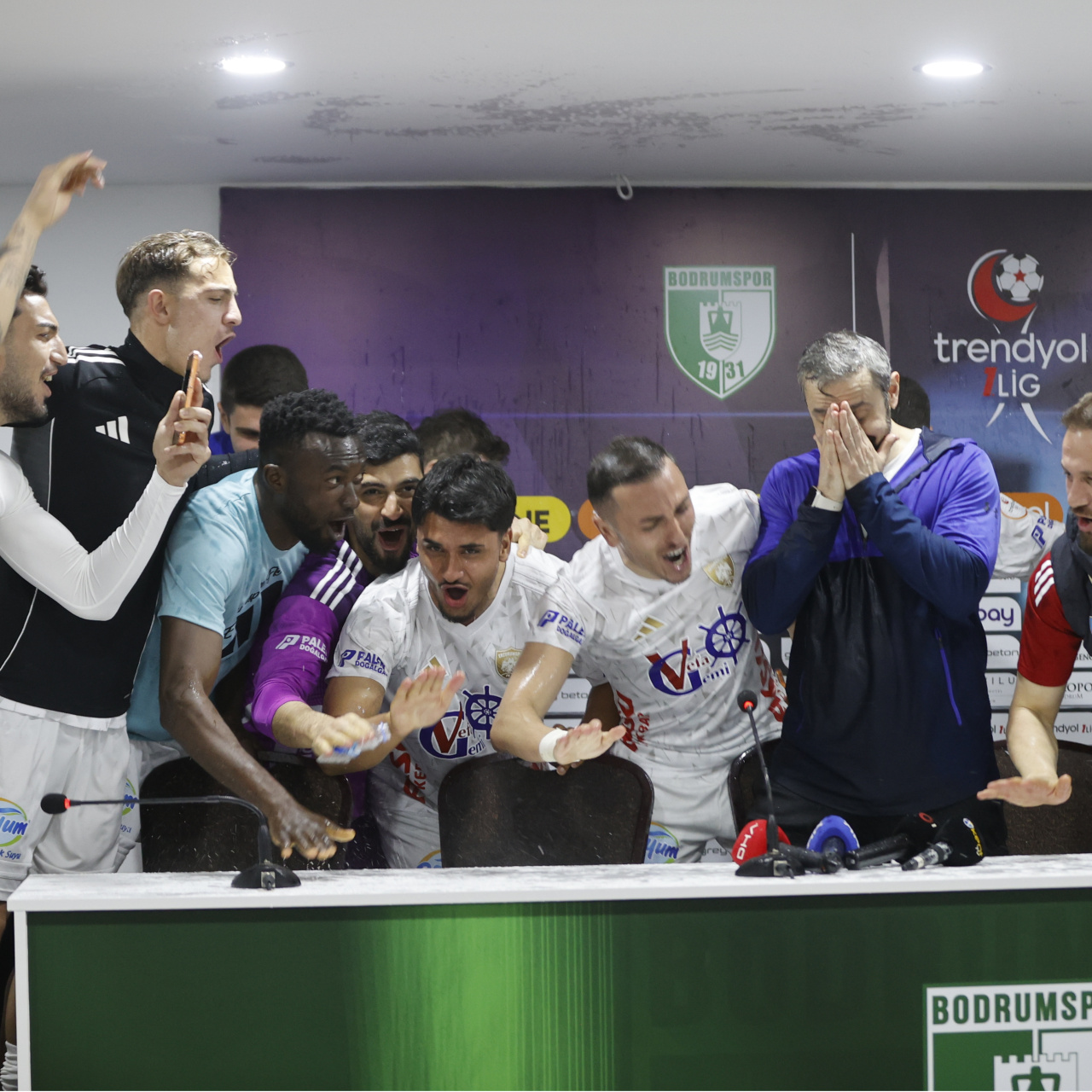 Erzurumspor FK oyuncularından sulu kutlama!!