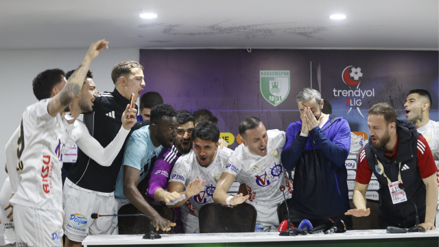 Erzurumspor FK oyuncularından sulu kutlama!!