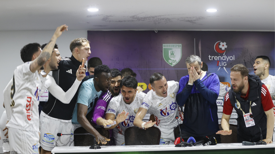 Erzurumspor FK oyuncularından sulu kutlama!!