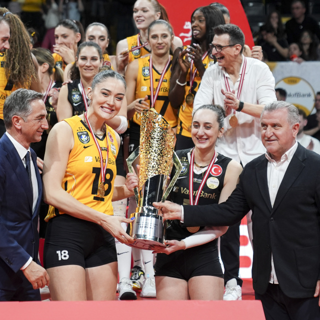 Şampiyon VakıfBank kupasını aldı!