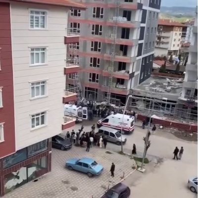 İnşaat iskelesi çöktü! 3 işçi yaralı