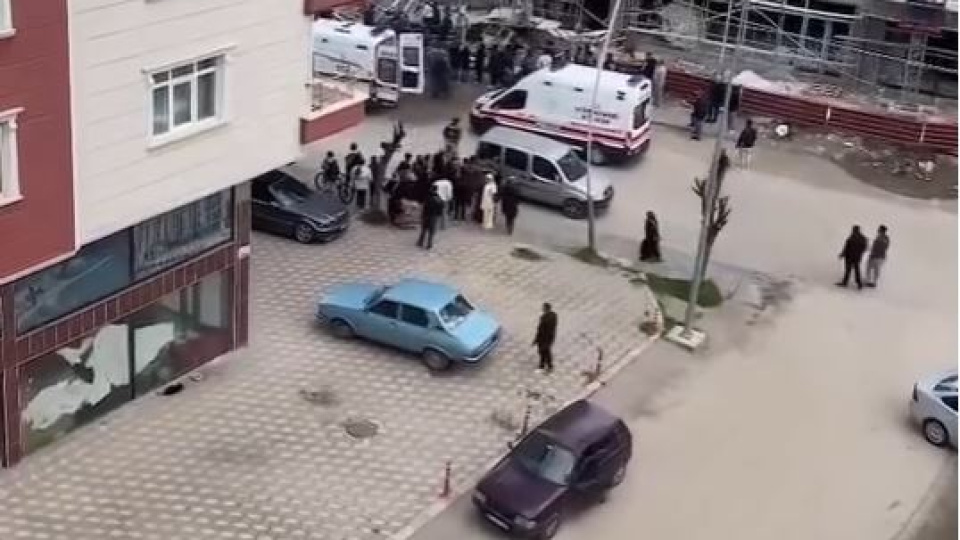 İnşaat iskelesi çöktü! 3 işçi yaralı