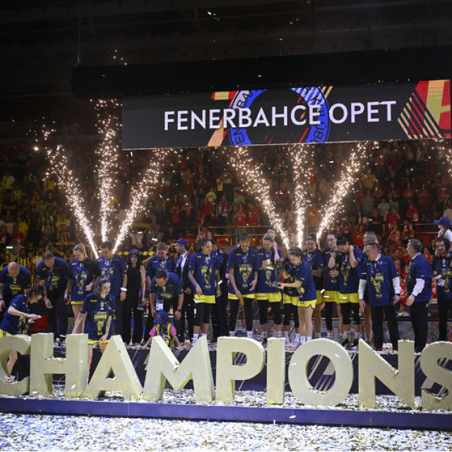 Avrupa şampiyonu Fenerbahçe Opet kupasını aldı!
