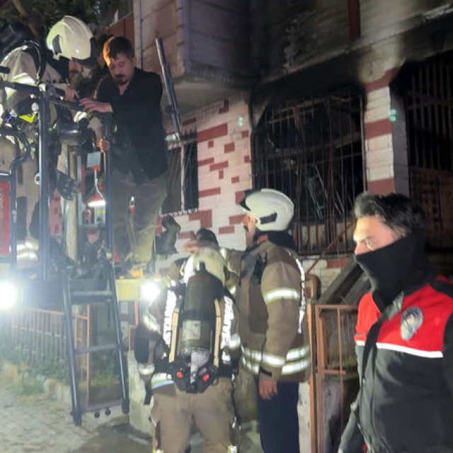 Avcılar'da bina yangını: 20 kişi kurtarıldı
