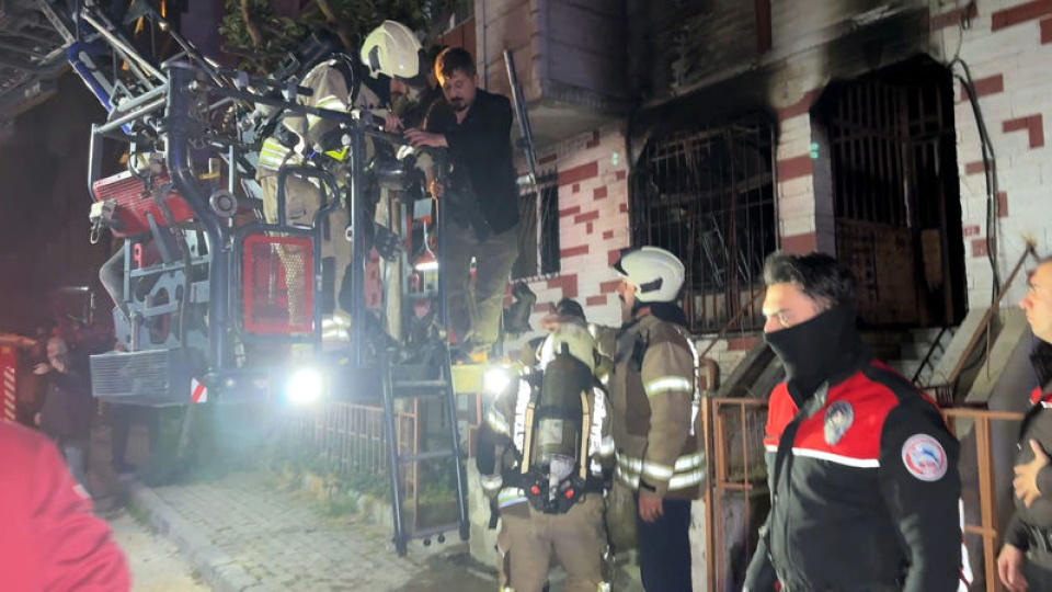 Avcılar'da bina yangını: 20 kişi kurtarıldı