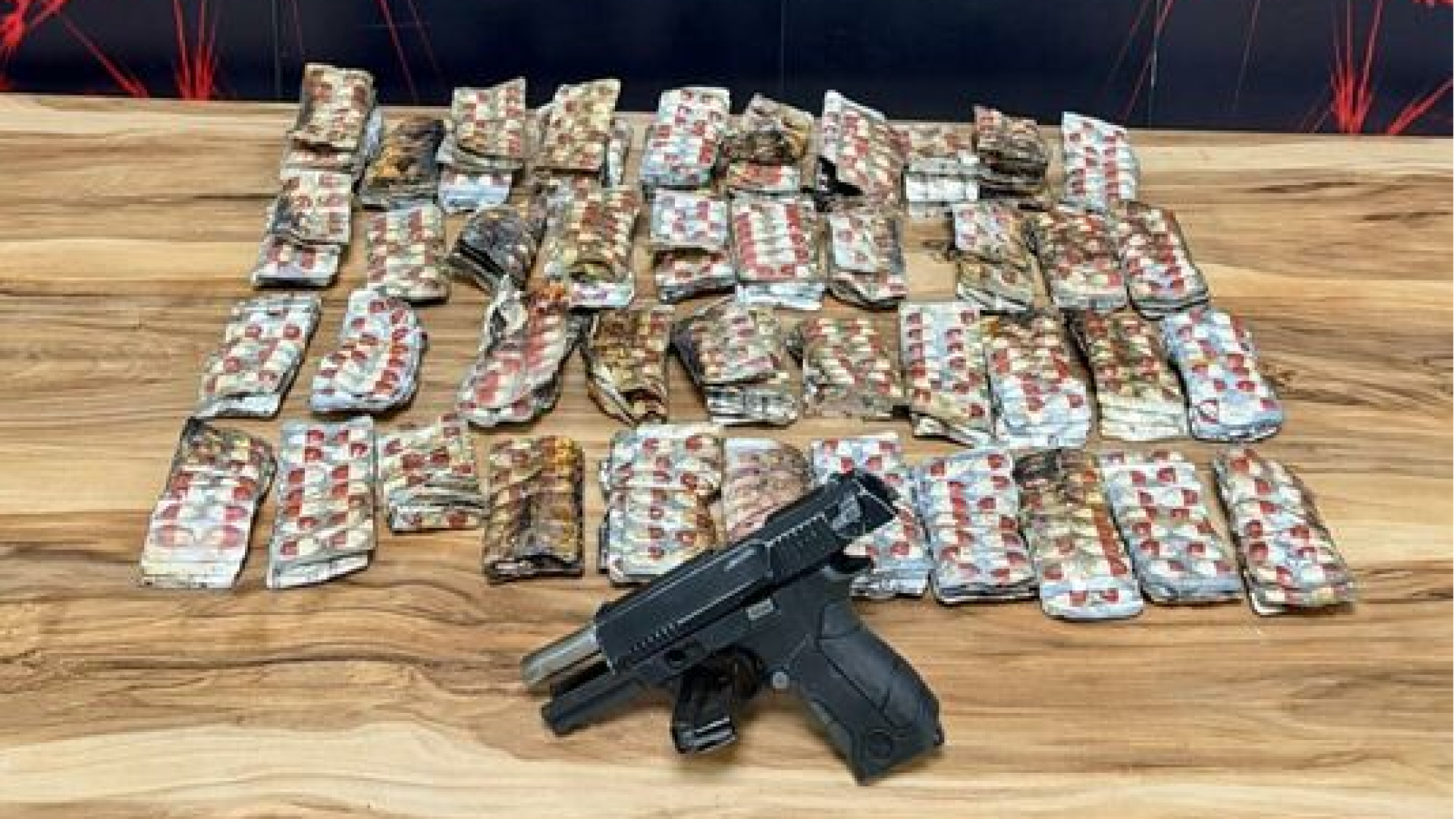 İzmir'de yanan evde uyuşturucu ele geçirildi: 10 gözaltı