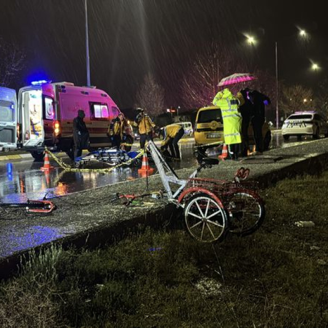 Taksiyle çarpışan bisikletin sürücüsü öldü